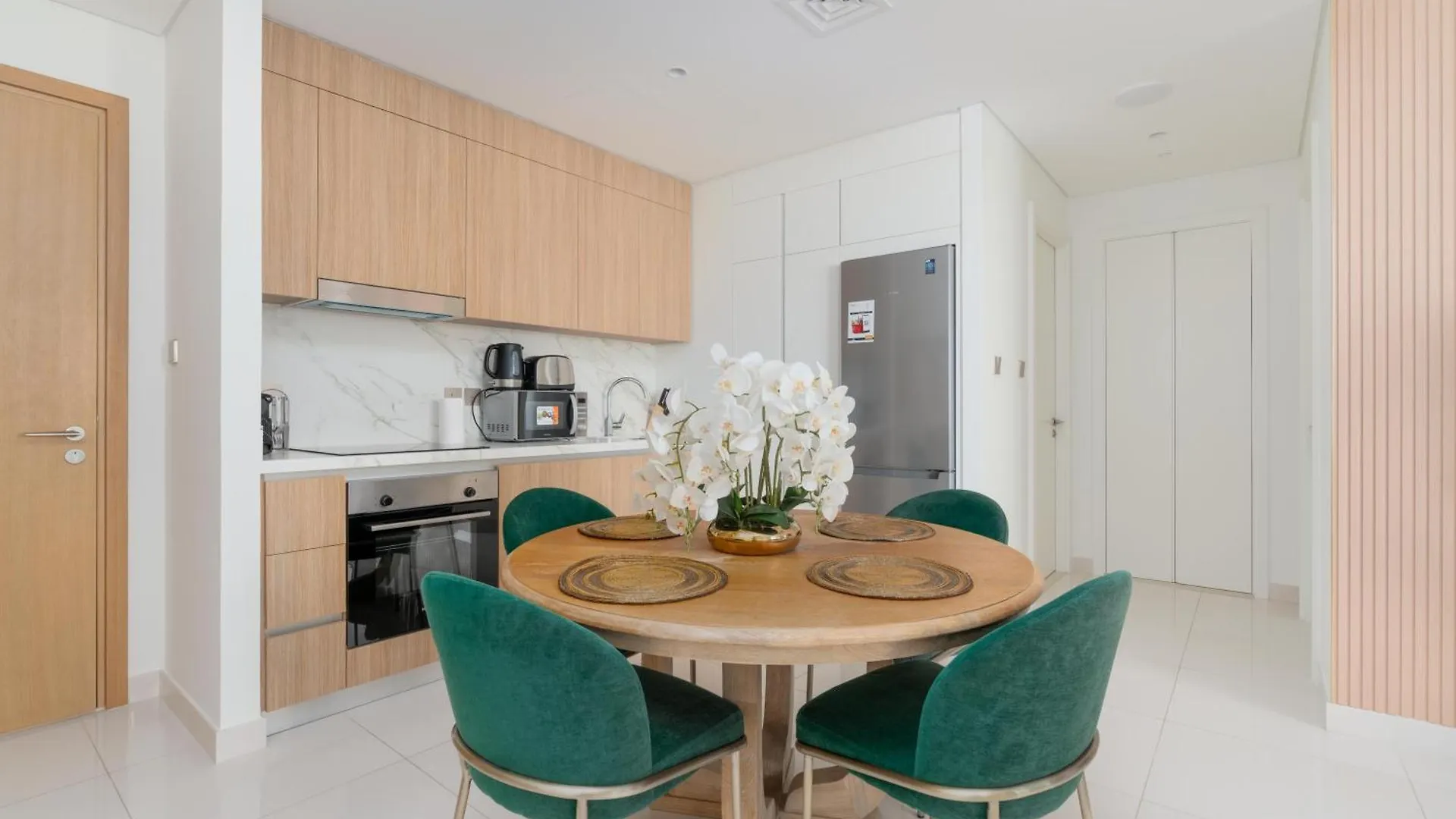 Beach Vista 2 - Beachfront Stunning - Full Sea Views Dubai Apartment