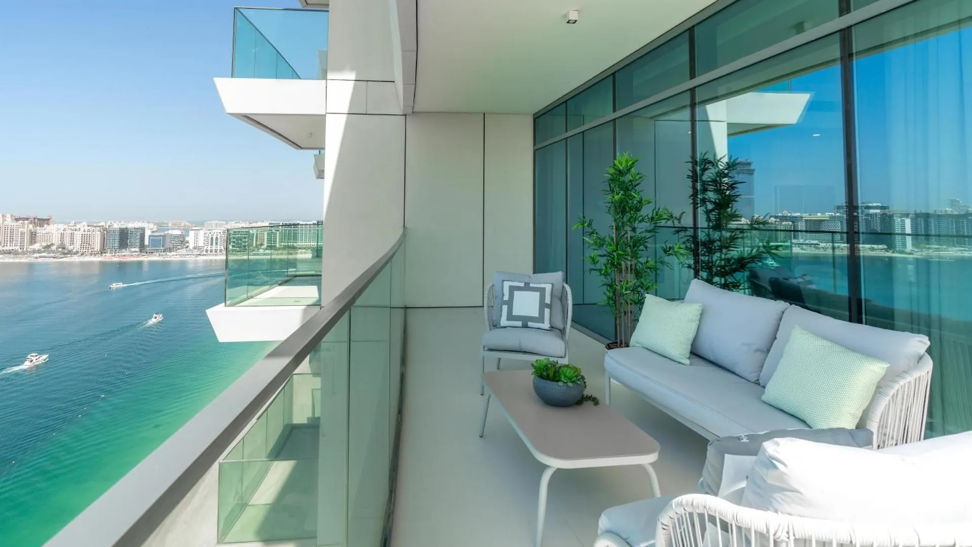 Beach Vista 2 - Beachfront Stunning - Full Sea Views Dubai 0*,
