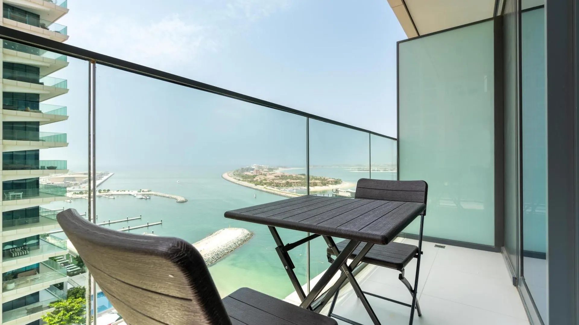 Beach Vista 2 - Beachfront Stunning - Full Sea Views Dubai 0*,